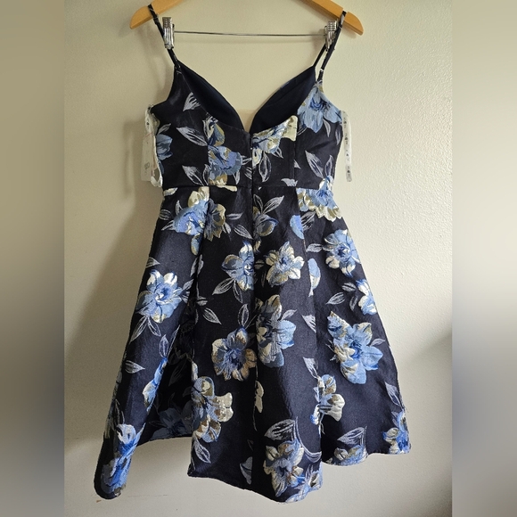 JULES &‎ CLEO (David's Bridal), Plunging Metallic Floral Brocade A-Line Dress, 6 - Picture 5 of 16